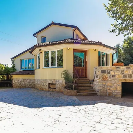 Holiday home Lovely In With Kitchen